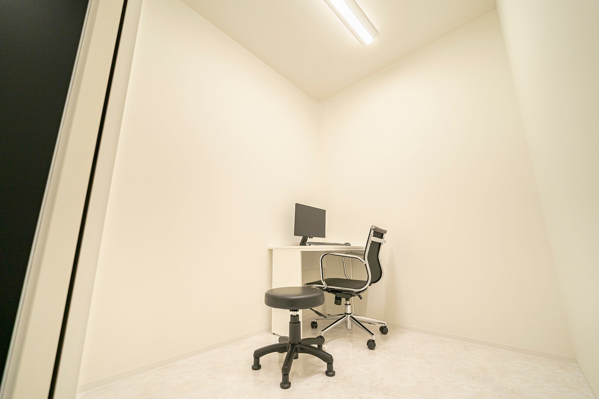 【大分県初進出】美容クリニック「TCB東京中央美容外科 大分院」が7月20日（木）トキハ会館 2階にオープン。ご予約好評受付中のサブ画像4_シンプルで落ち着いた雰囲気の診察室